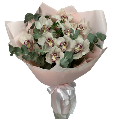 Букет 9 орхідей з евкаліптом