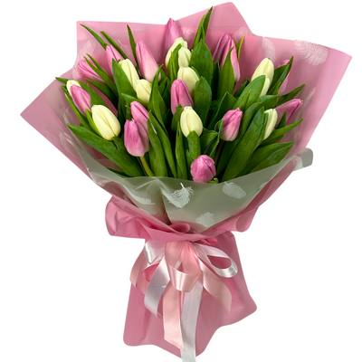 25 рожевих та білих тюльпанів з оформленням