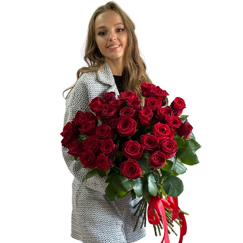 35 червоних троянд